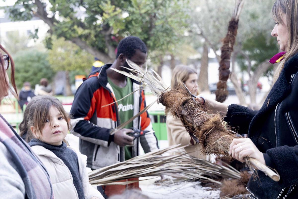 Talleres de “atxes” en Elche para promover una tradición difícil de mantener