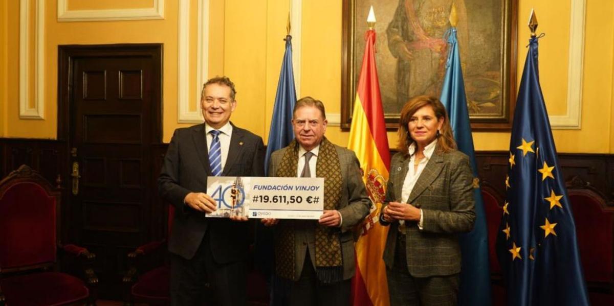Por la izquierda, Adolfo Rivas, Alfredo Canteli y Conchita Méndez, con el cheque de la recaudación. | LNE