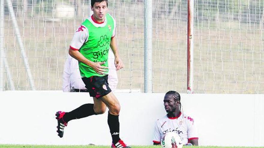 Roberto Canella conduce el balón durante el entrenamiento de ayer, ante la presencia de su compañero Mendy.