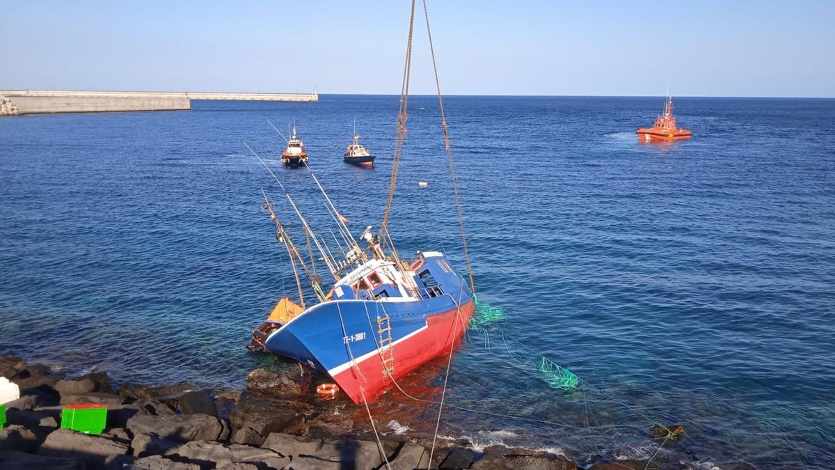 Pesquero encallado en la trasera del puerto deportivo Marina Lanzarote, en Arrecife.