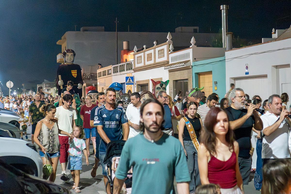 Dimonis del Poll, Dolçainers i Tabaleters de Nules, cabezudos y el gigante de Nules, y la Associació de Cabuts i Gegants de la Vilavella, en el pasacalle