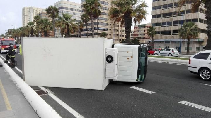 Camioneta volcada en la Avenida Marítima