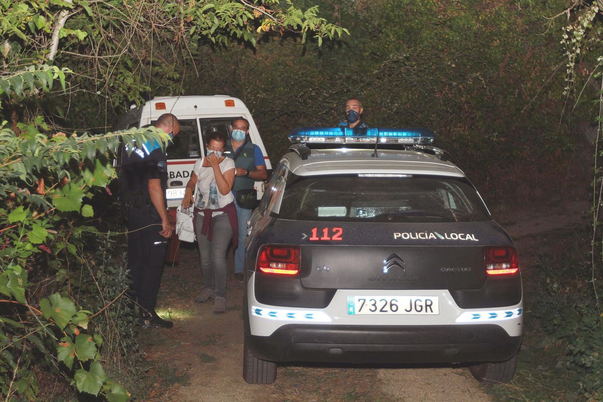 La jueza y agentes cerca del lugar donde fue localizado el cadáver de la víctima.