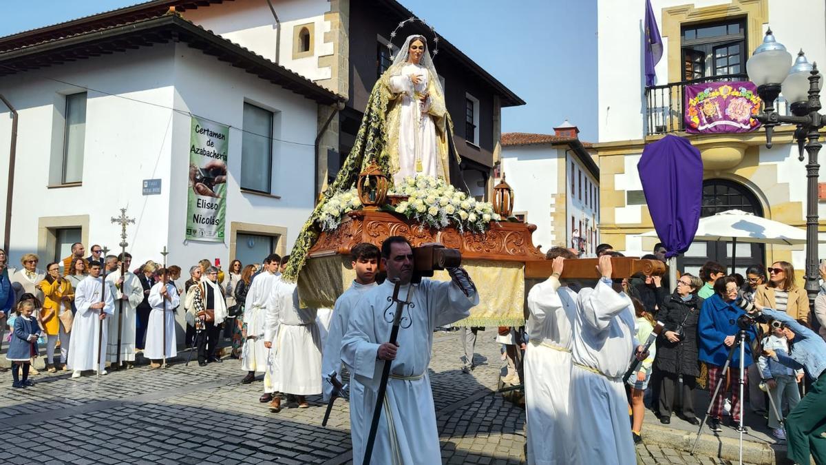 En imágenes: la nueva imagen de la Virgen de la Semana Santa de Villaviciosa atrae todas las miradas en la procesión del Resucitado
