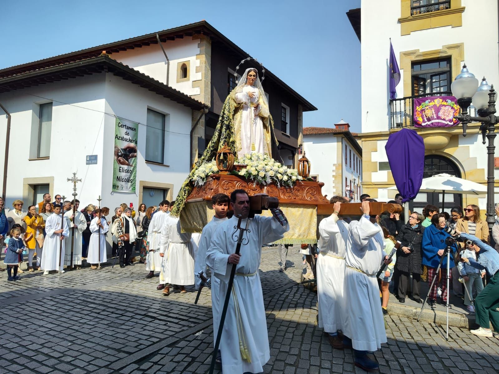 En imágenes: la nueva imagen de la Virgen de la Semana Santa de  Villaviciosa atrae todas las miradas en la procesión del Resucitado - La  Nueva España