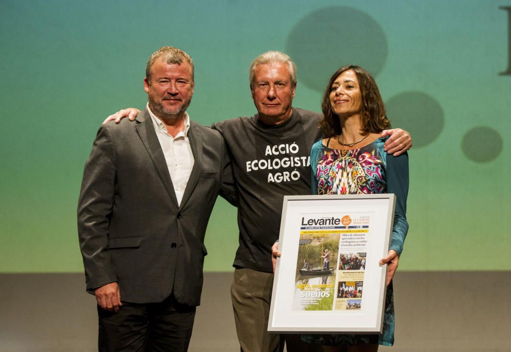 El alcalde Sagunt, Quico Fernández, posa junto a Enric Amer y Sara Aunés tras entregarles el galardón de la categoría Sociedad a la entidad Acció Ecologista Agró.