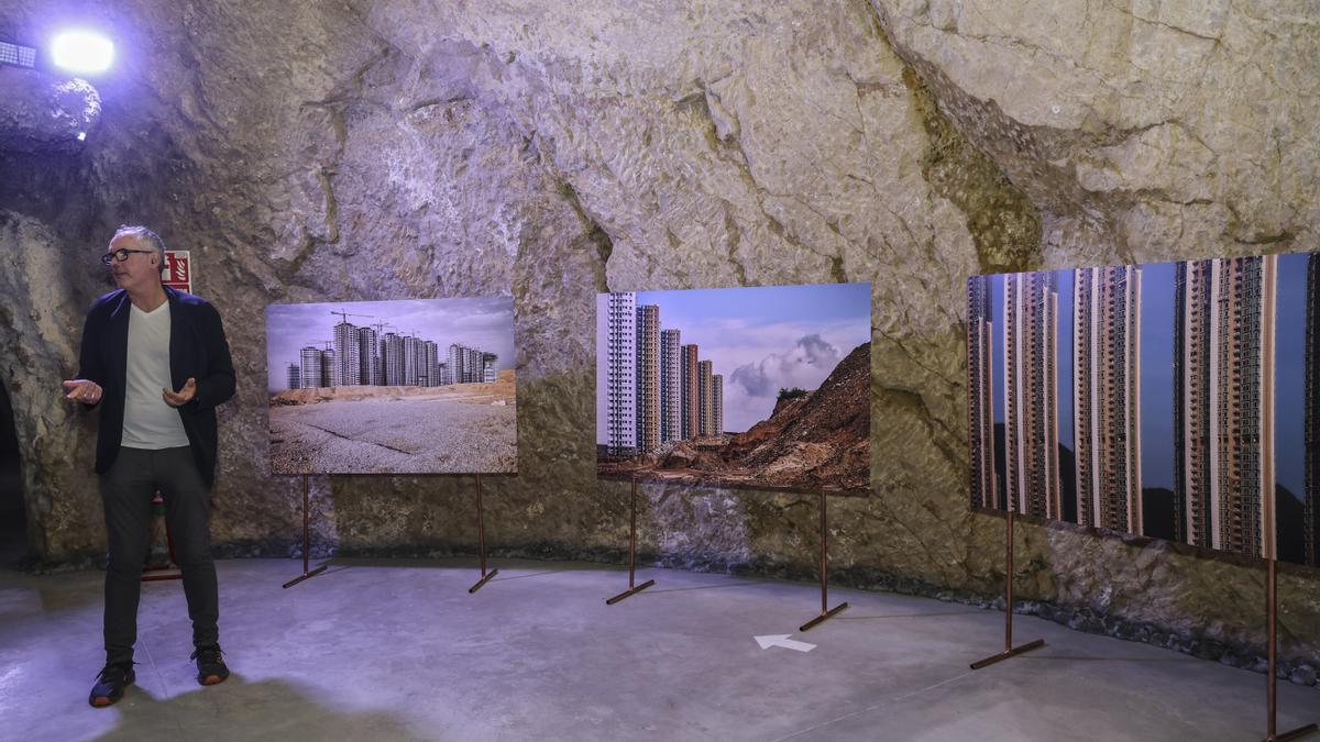 Manuel Álvarez Diestro explica la exposición, dentro de los Pozos de Garrigós,.
