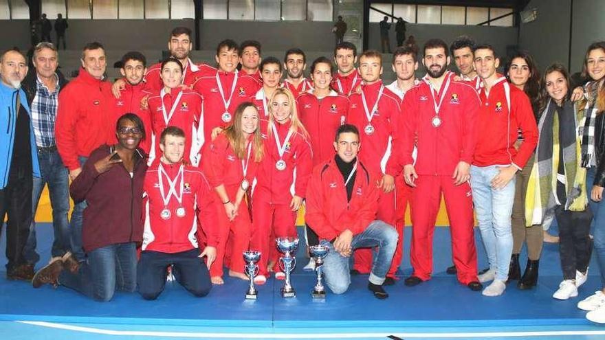 Los judokas del Club Famu de Frutos que compitieron en Oira. // FdV