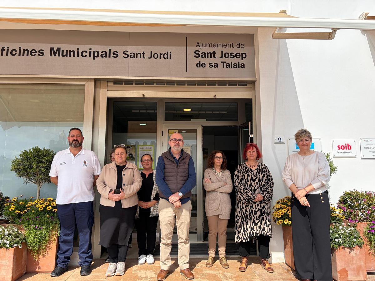 Minuto de silencio en las oficinas municipales de Sant Jordi
