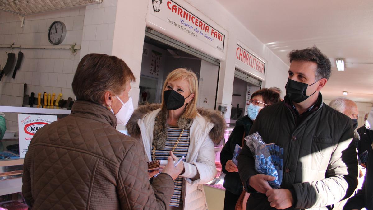 Leticia García y Ramiro Silva hacen campaña en El Puente.