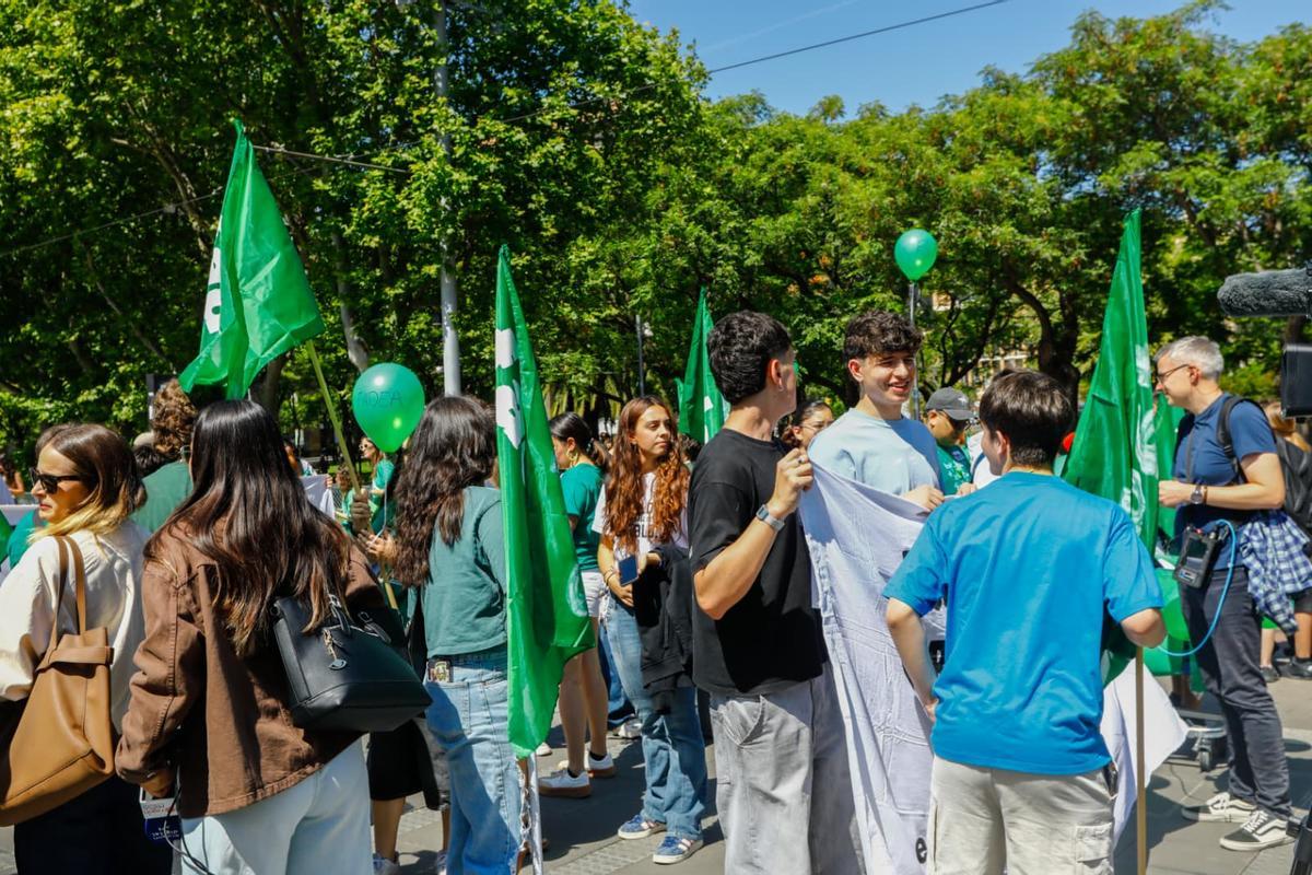 Los estudiantes se manifiestan en el segundo día de huegla por la educación pública.
