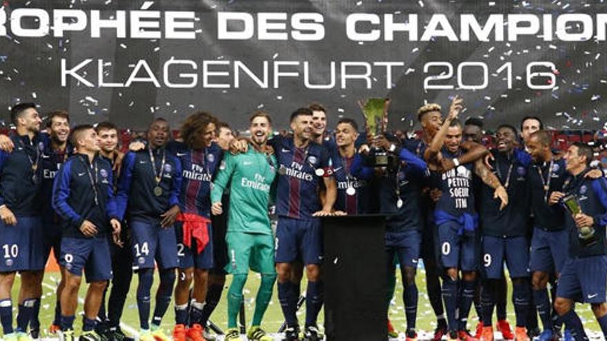 La plantilla del Paris Saint-Germain celebra su triunfo.