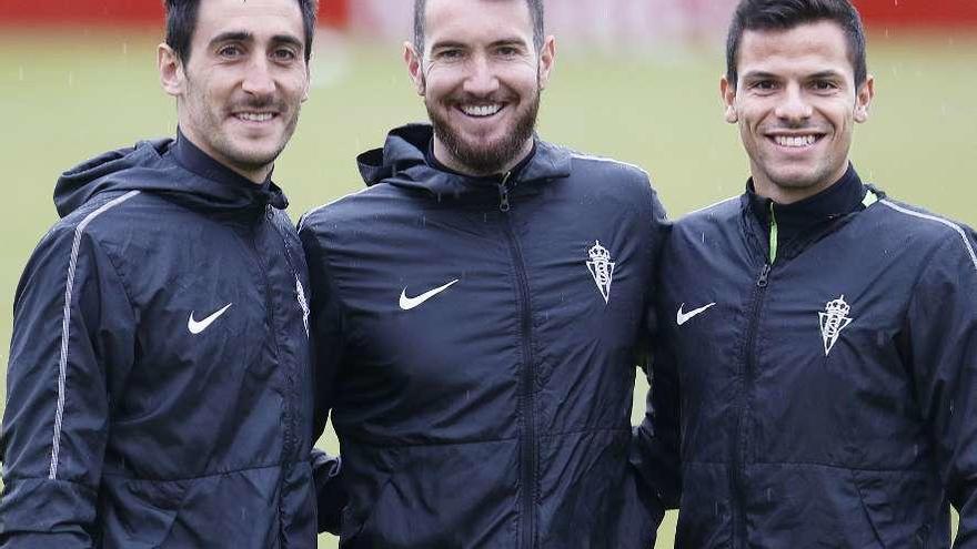 Mariño, Peybernes y André Geraldes, posando para LA NUEVA ESPAÑA ayer en Mareo.