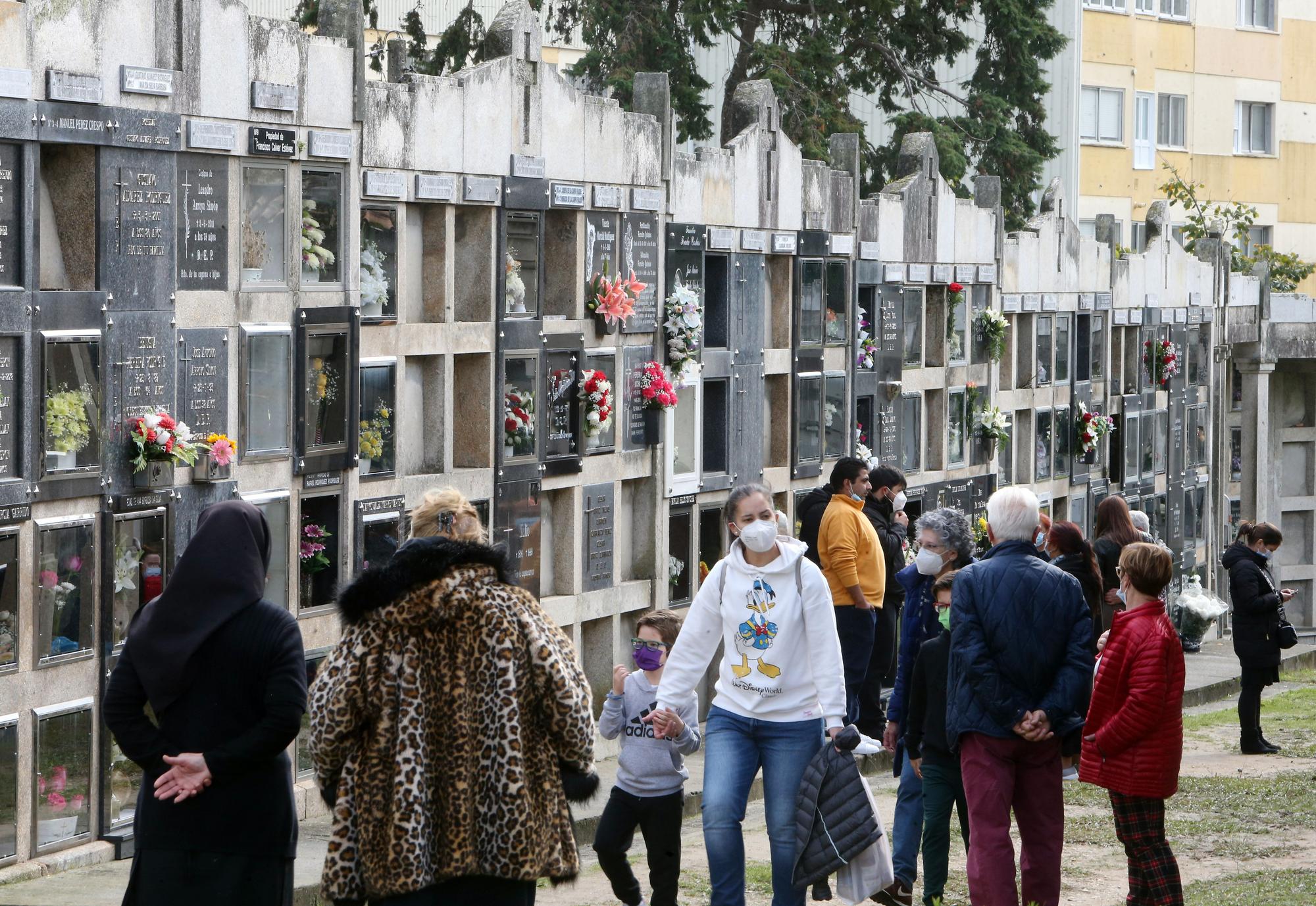 Todos Santos 2021 en Vigo: Flores y velas avivan el recuerdo de los que ya no están