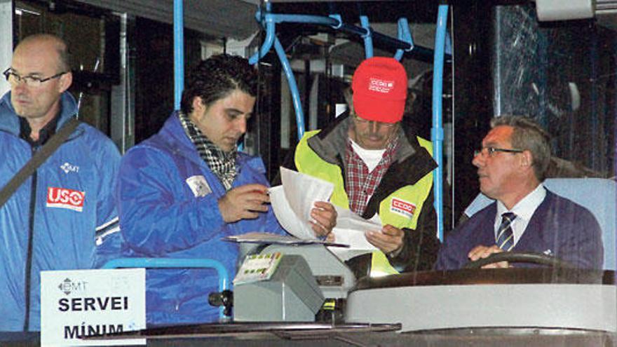 Un autobús en servicios mínimos en un anterior paro.