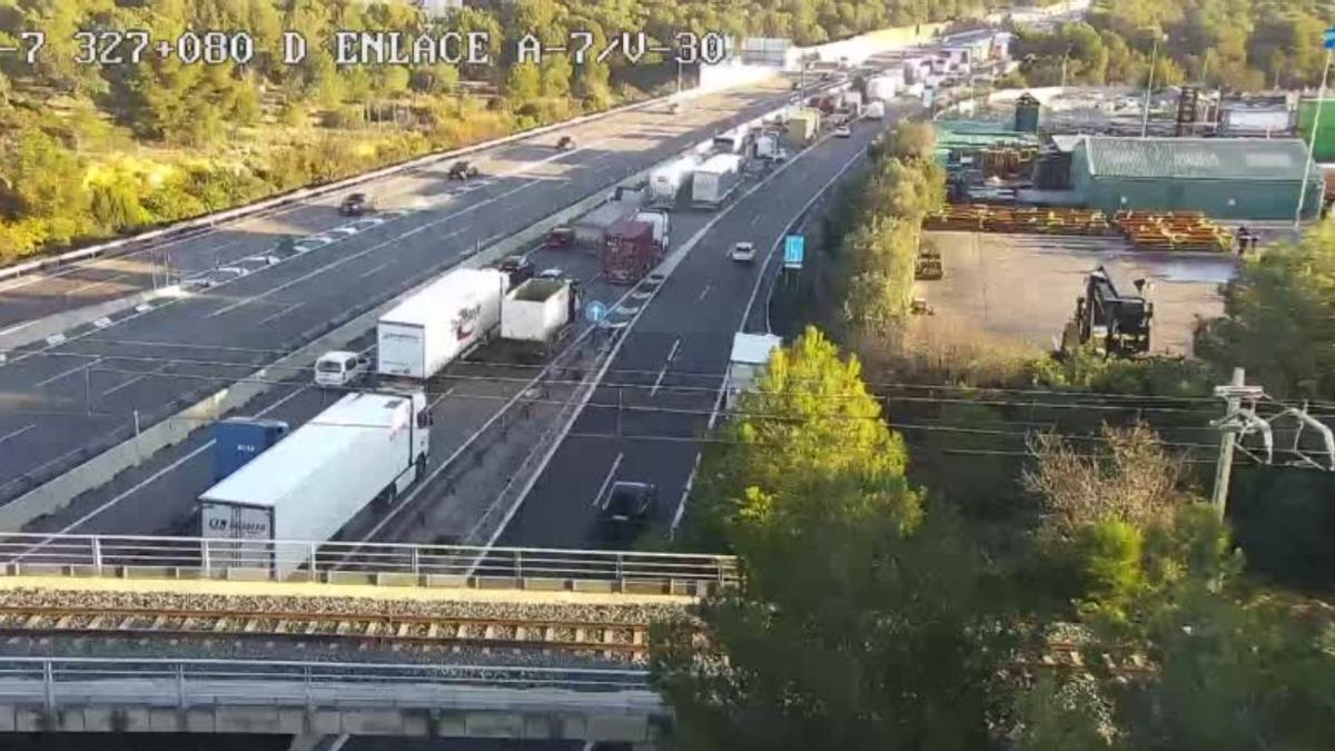 Retenciones en la A-7 esta mañana como consecuencia de la avería de un camión en el sentido Barcelona.