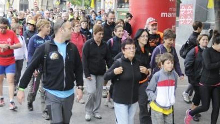 Els participants a la caminada per l&#039;Anella Verda a la sortida, ahir el matí, a la plaça de Sant Domènec