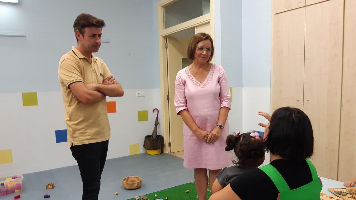 El edil Añó y la alcaldesa Miralles visitaron ayer el CEIP Mestre Francesc Catalán.  | MEDITERRÁNEO