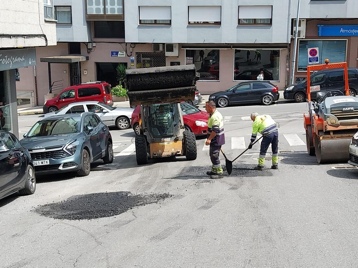 El reasfaltado de la PO-551 a su paso por Cangas y el bache de la calle Alexandre Cribeiro