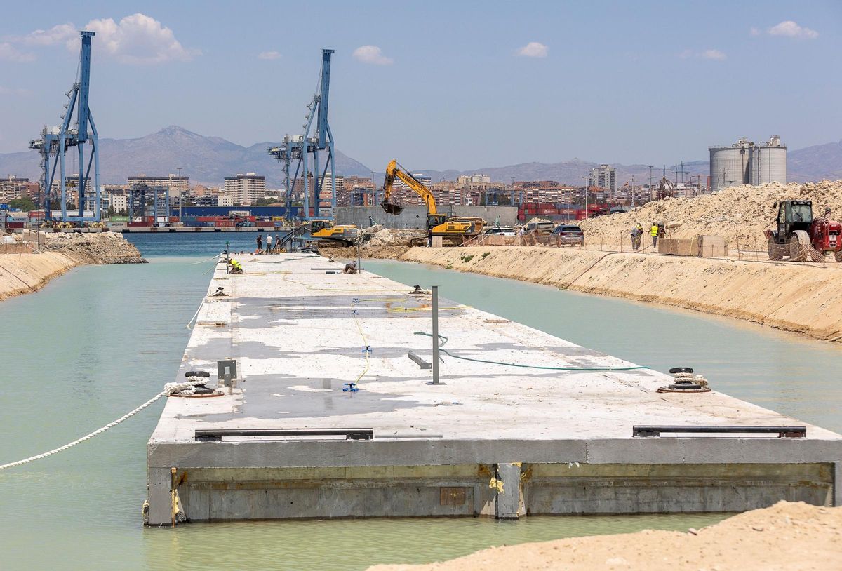 Otra vista del muelle flotante construido en Alicante.