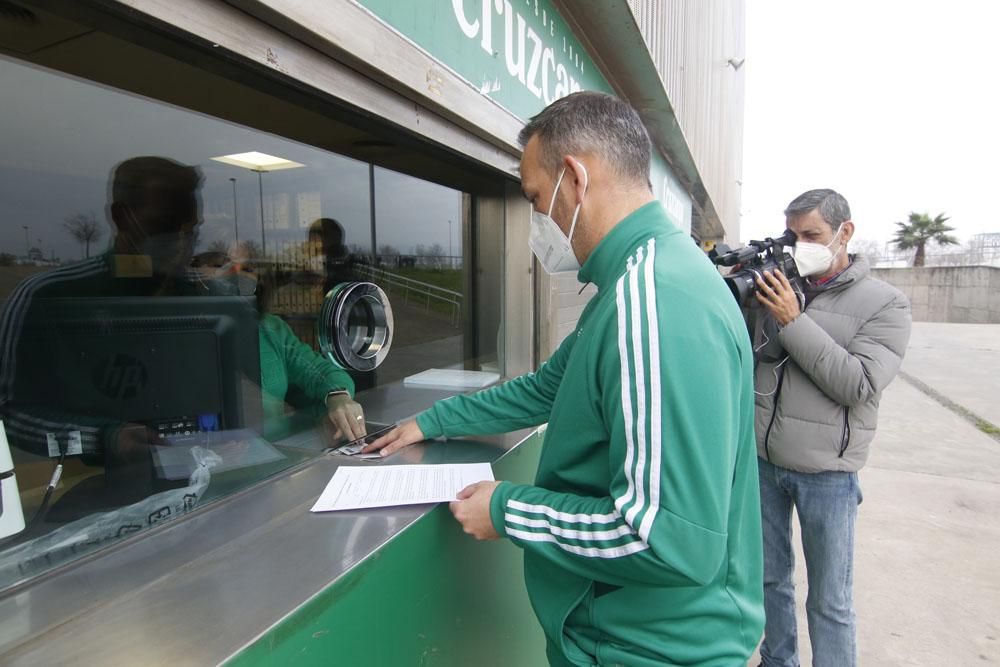 Los aficionados del Córdoba CF comienza a recoger las entradas del partido del domingo.