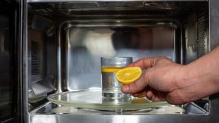 Adiós a los productos químicos: así puedes limpiar el microondas solo con limón