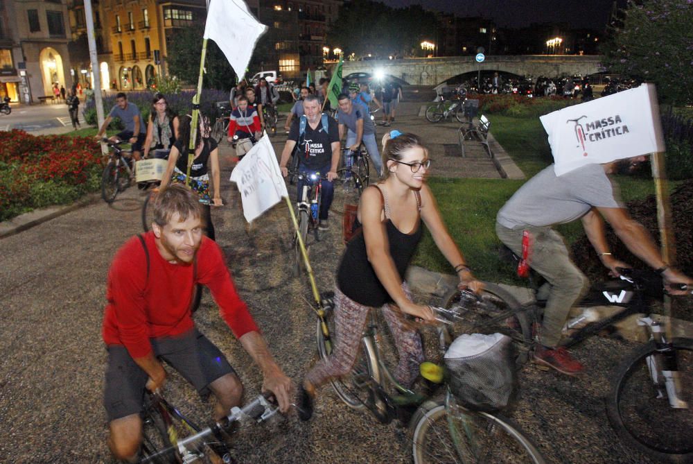 Bicicletada pels carrers de Girona per reclamar polítiques sostenibles