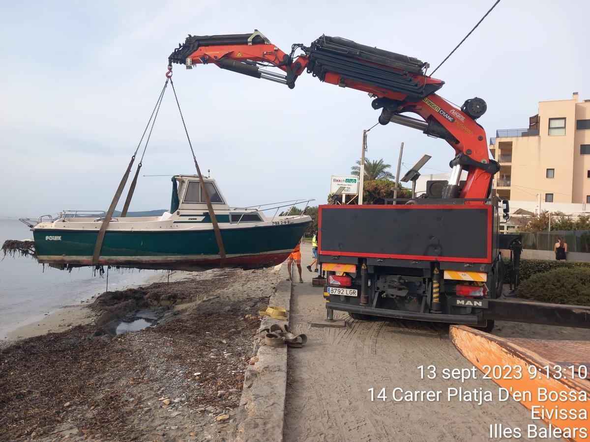 Retiran el 13 de septiembre la barca que quedó encallada tras el temporal