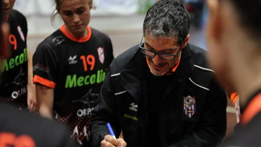 Prades da instrucciones a sus jugadoras durante un partido en A Sangriña. // Marta G. Brea