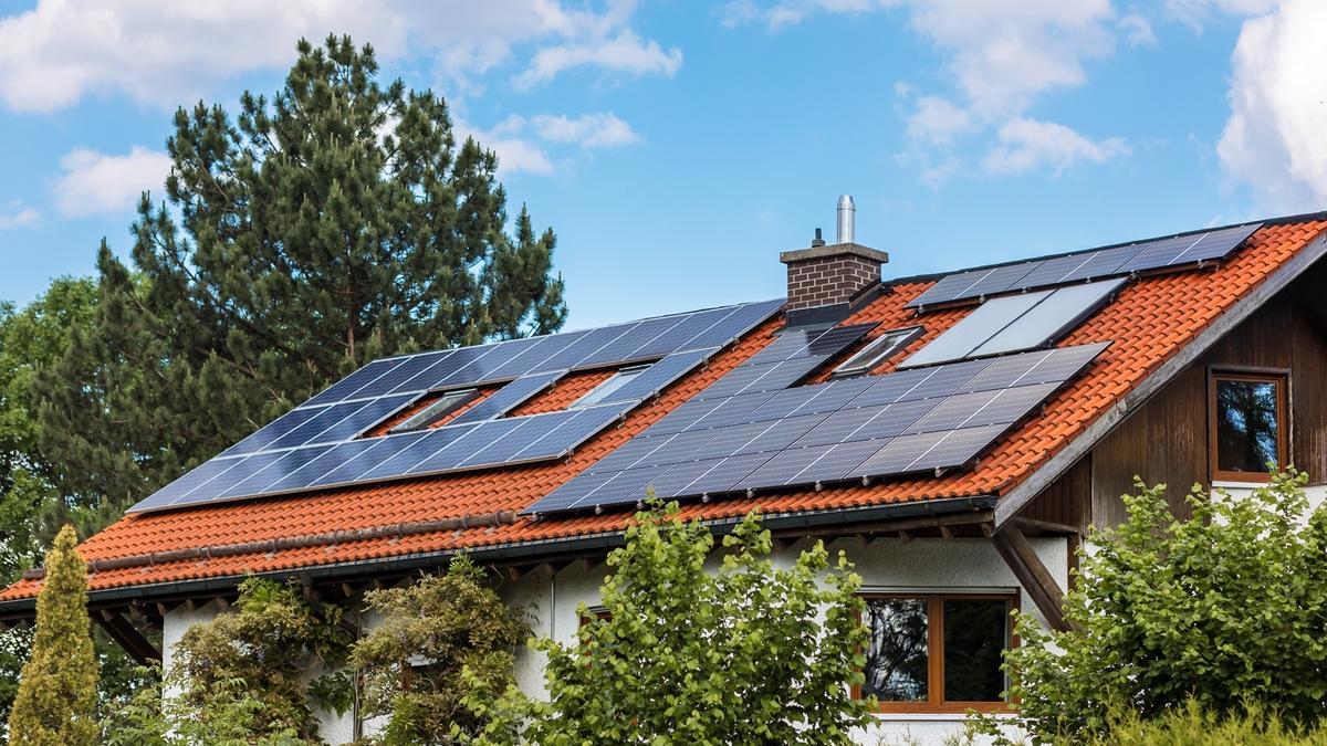 La instalación de placas solares en las segundas residencias contribuye a reducir el precio de la factura de la luz.