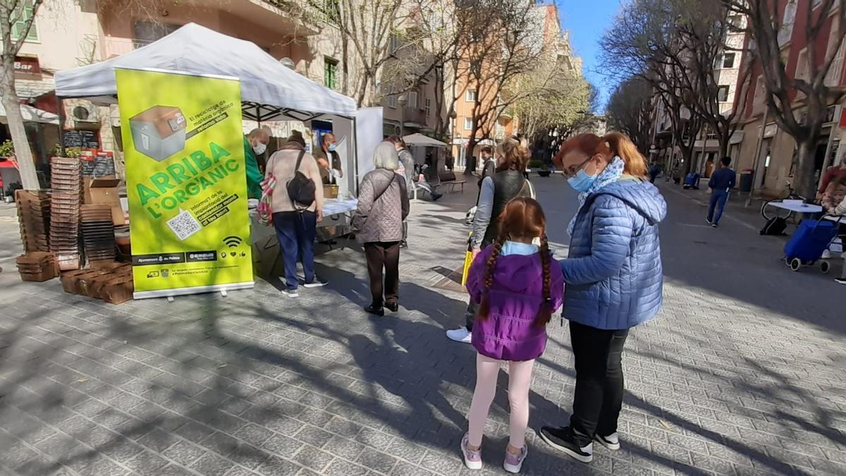 Taula informativa a càrrec de l&#039;equip d&#039;educació ambiental d&#039;EMAYA