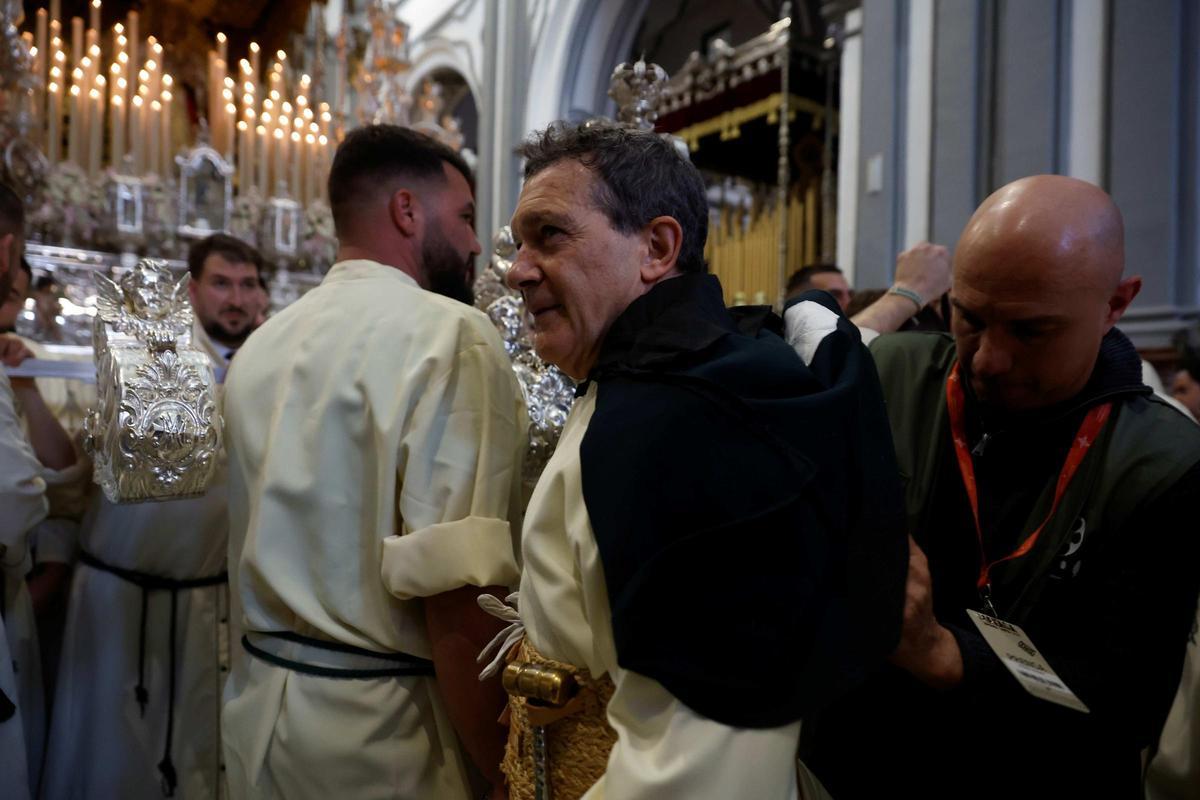 Antonio Banderas se prepara para salir con la Virgen de Lágrimas y Favores.