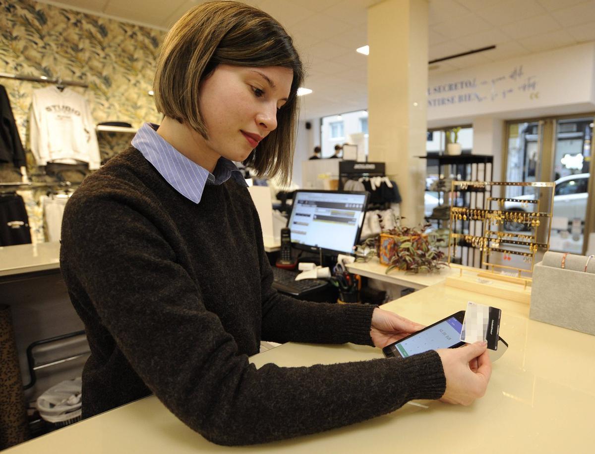 Un pago con tarjeta de crédito en un comercio lalinense.