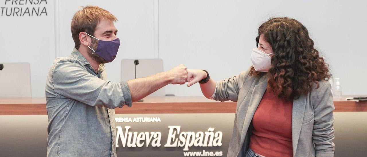 Daniel Ripa y Sofía Castañón chocan los puños antes de comenzar el debate en el Club Prensa Asturiana. | Irma Collín