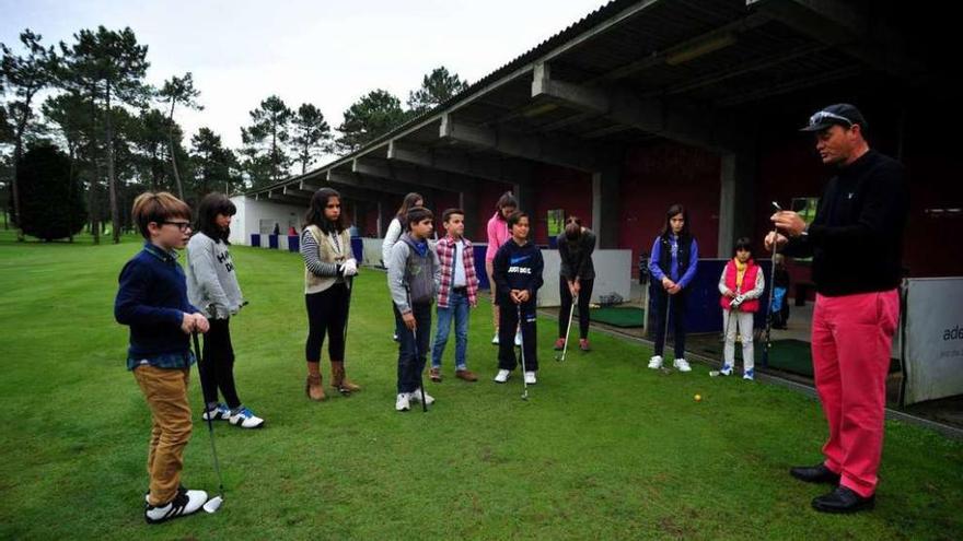 Javier González con un grupo de alumnos durante una de las clases. // Iñaki Abella