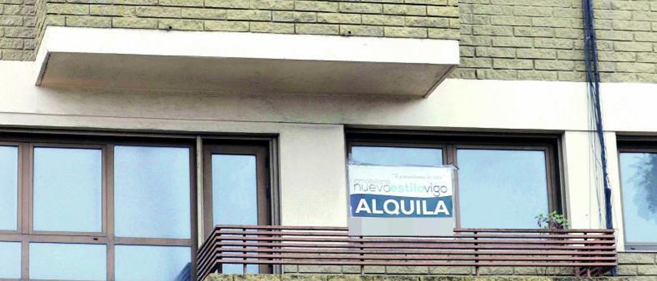 Anuncio de alquiler de pisos en un edificio en Vigo.