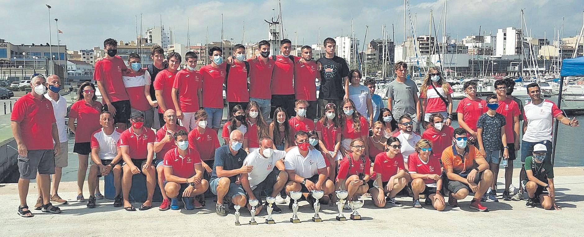 Los integrantes del club castellonense junto a los trofeos