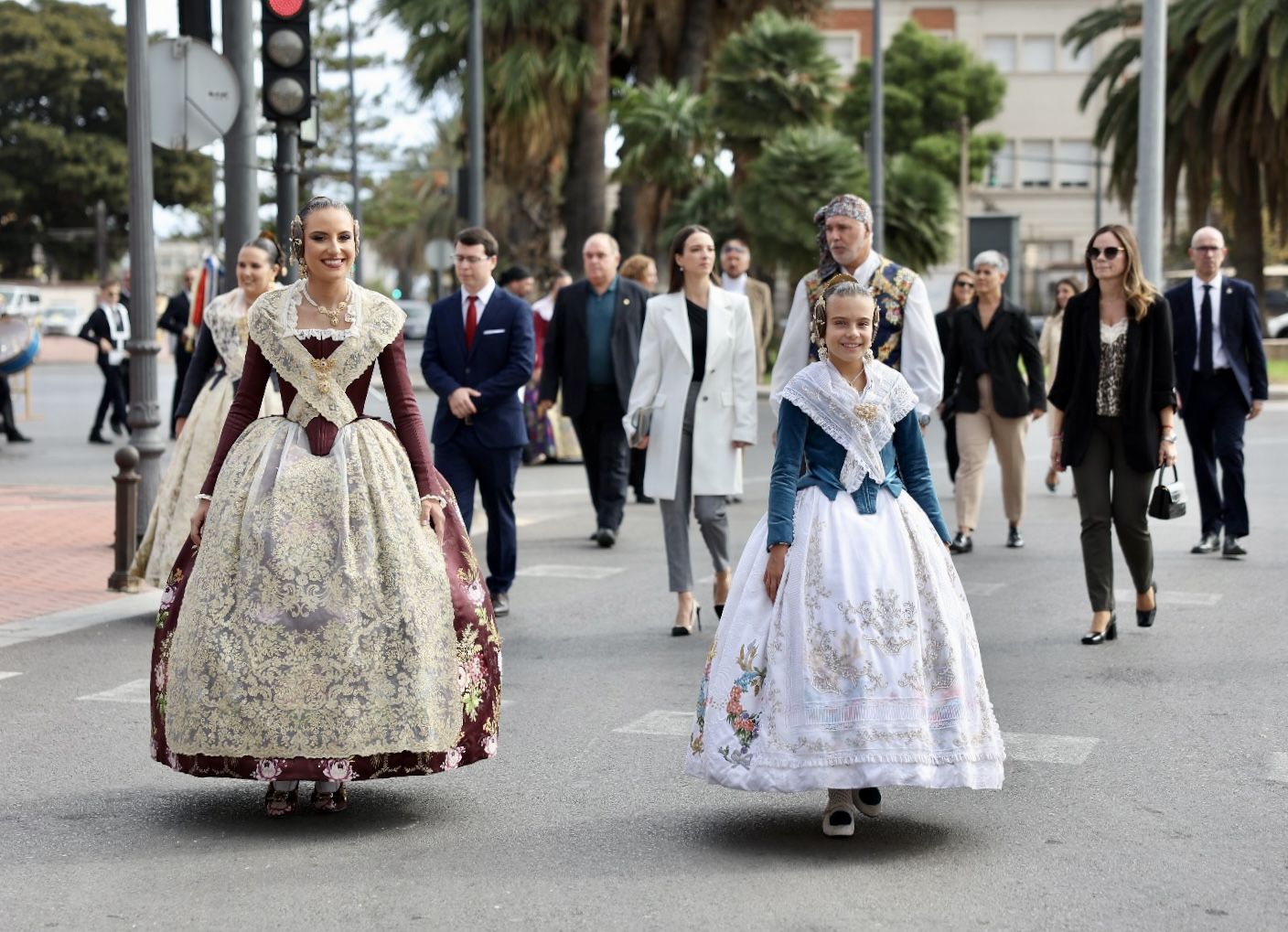 El homenaje a la Senyera es uno de los primeros grandes baños de multitudes de falleras mayores y cortes