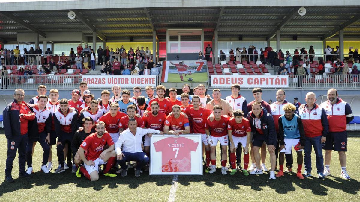 Foto de la familia rojilla con el 
capitán tras el partido.   | // 
BERNABÉ/JAVIER LALÍN