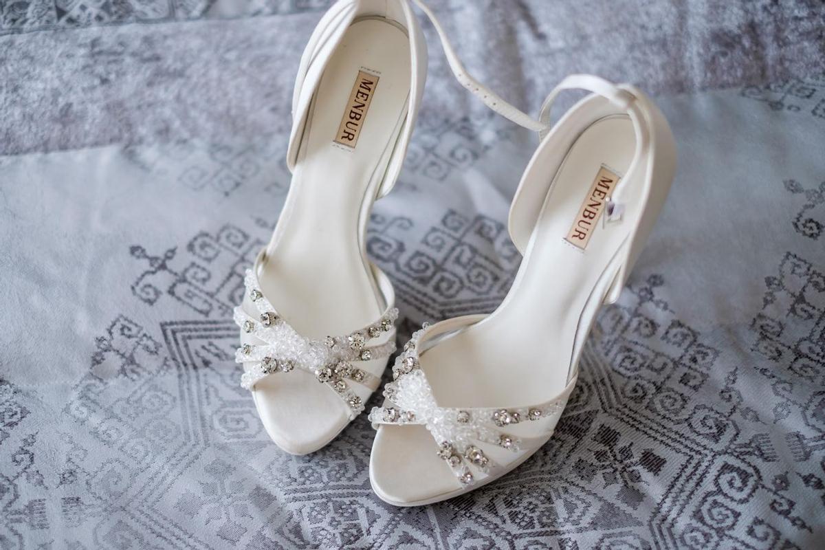 Lo último en zapatos de novia: pedrería