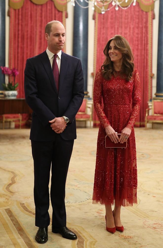 Kate Middleton com vestido joya y semitransparencias en rojo
