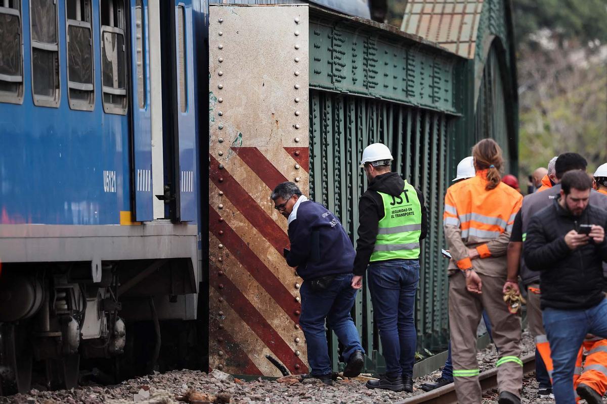 Tren de pasajeros se estrelló contra un tren de mantenimiento en Buenos Aires, dejando al menos 30 personas hospitalizadas, dos de las cuales estaban en estado grave