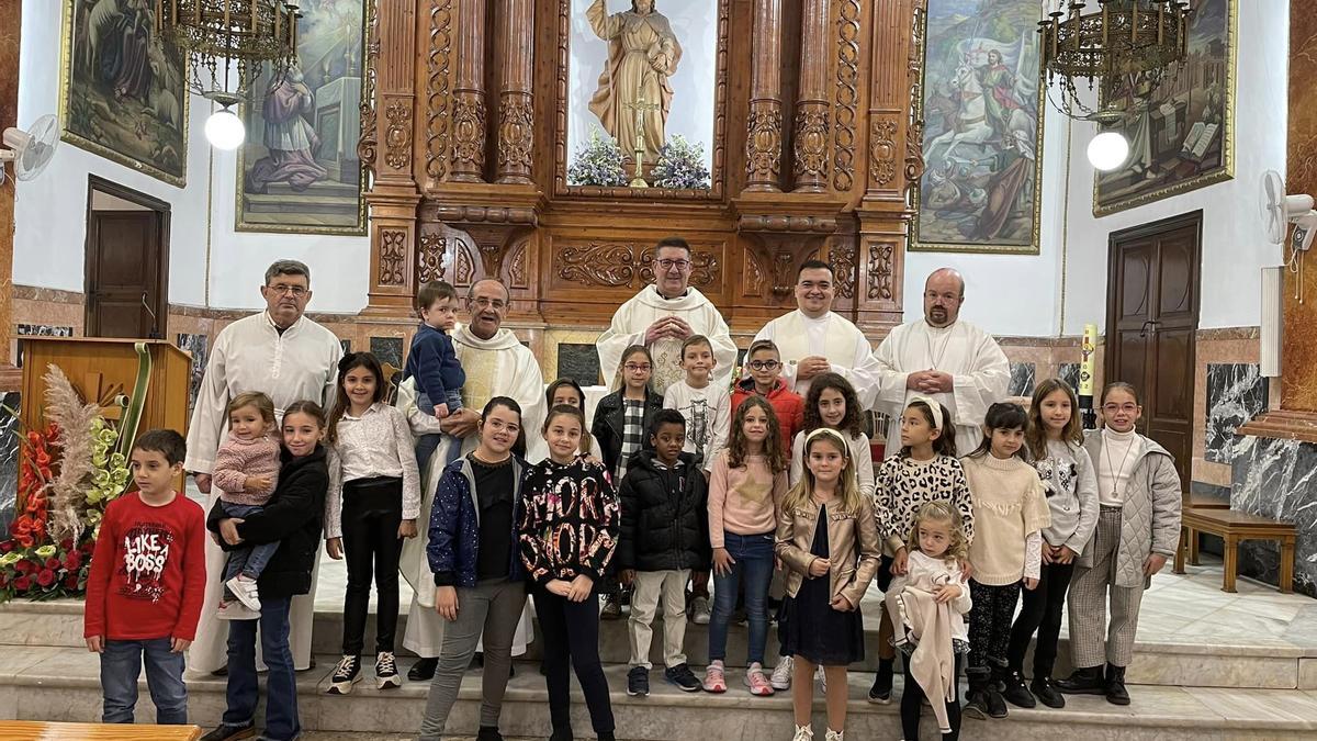 El nuevo sacerdote, en el centro, con otros religiosos y niños y niñas de la catequesis de Almoines