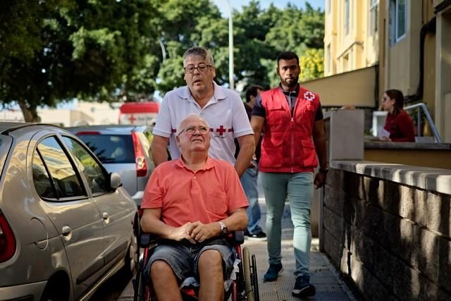 José Ramos, con problemas de movilidad, acude a votar a las elecciones generales de 2019 en Santa Cruz de Tenerife gracias a un servicio gratuito de Cruz Roja