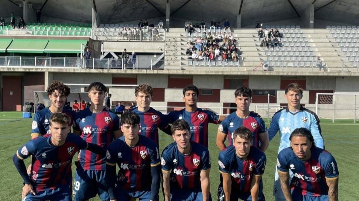 El once titular del Huesca B, antes del partido de este sábado en casa del CD Cuarte.