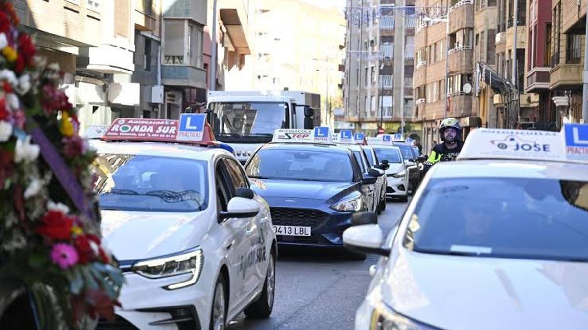 Imagen de varios coches de autoescuela en una protesta en el centro de Castelló.