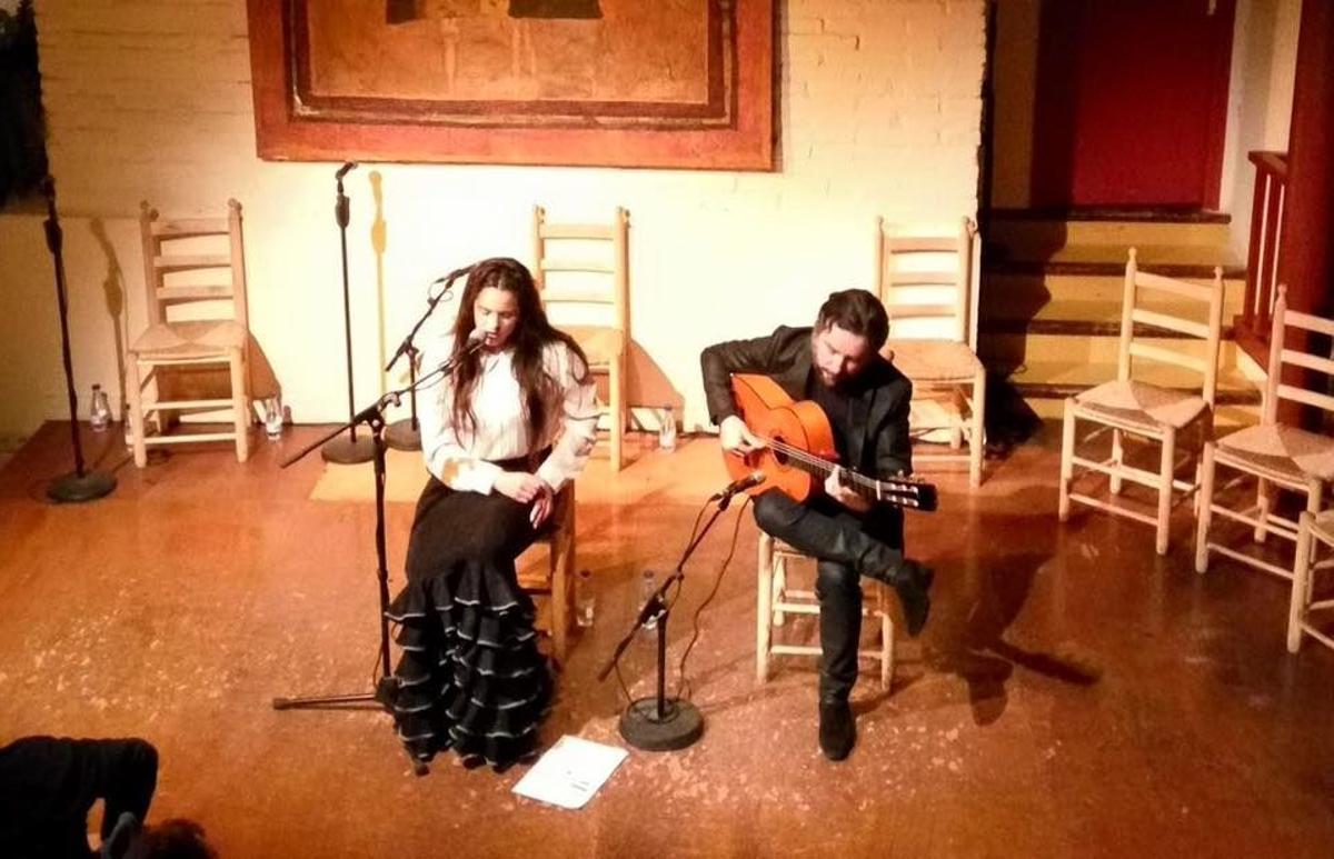 Rosalía junto al guitarrista Alfredo Lagos en el Tablao de Carmen , el 16 de mayo de 2016.
