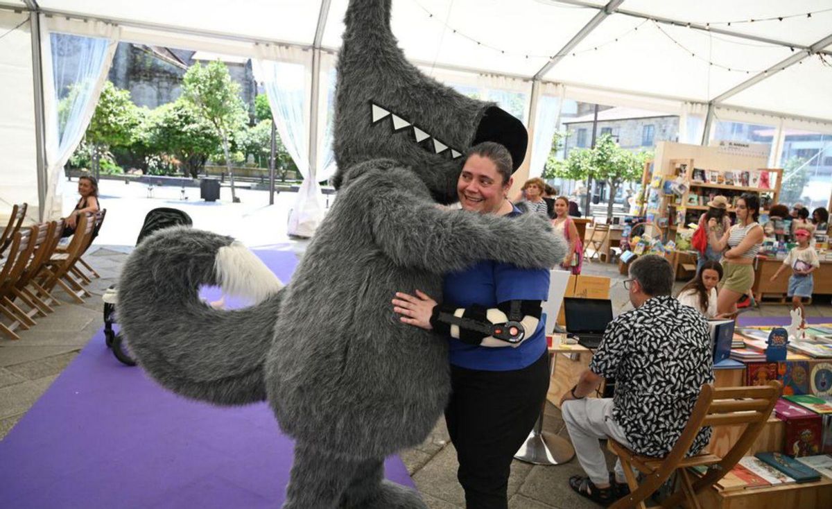 El lobo Orbil hizo una visita a la feria | Rafa Vázquez