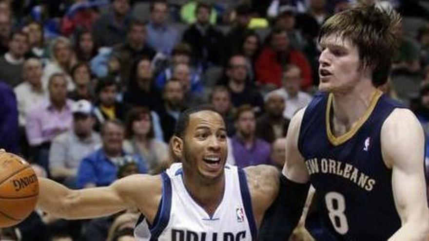 Babbitt, en plena defensa con la camiseta de los Pelícanos.