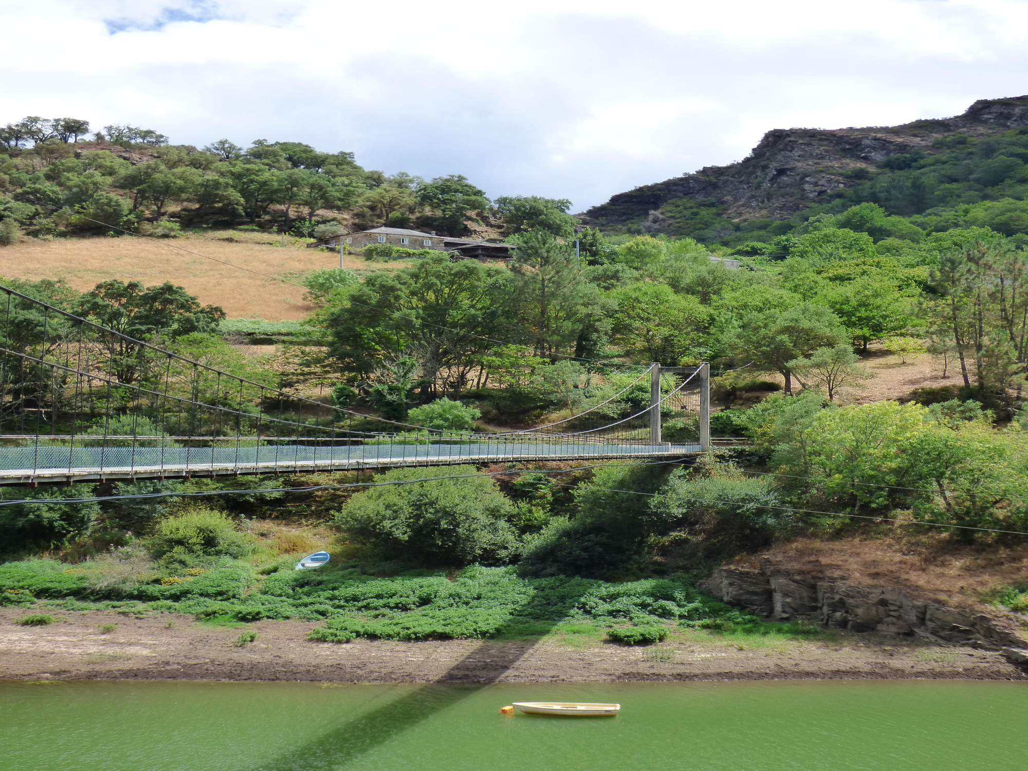 Pueblos guapos de Asturias: Riodeporcos (Ibias), al que se llega cruzando un puente